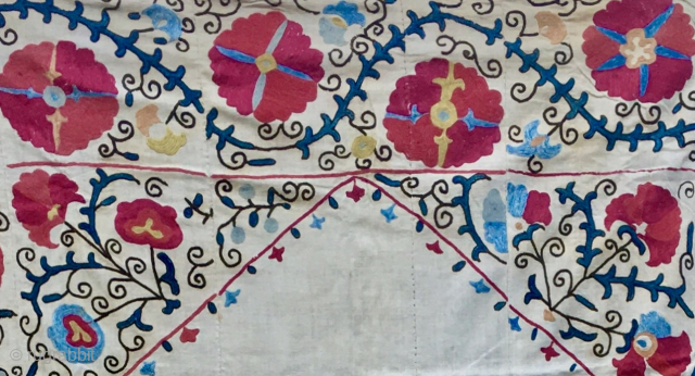 Extremely beautiful Suzani Kapunuk or wall/door hanging.
Cm 142x216. Late 19th century, or even earlier.
Pure natural silk on cotton.
Wonderful natural colors. Plenty of indigo and madder nuances.
Great workmanship.
In ...