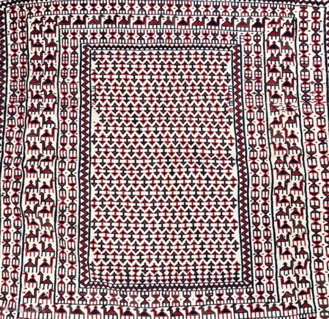 Unique Afshar modern art reproduction of an antique sofrah.
Size is cm 95x125.
Sofrah means table cloth in farsi.
This is a terrific graphic wonder.
120 camels, some heading west, some other ...