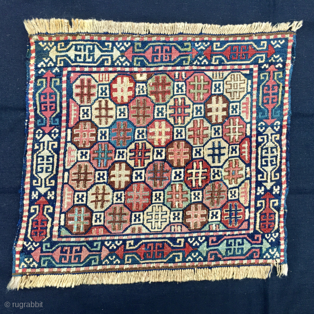 Sumack bag face.
Cm 40x45 ca.
Let's say that it's most probably a Shahsavan bag, but could be Kurdish.
It has got a very interesting pattern with a lovely graphics.
Colors seem ...