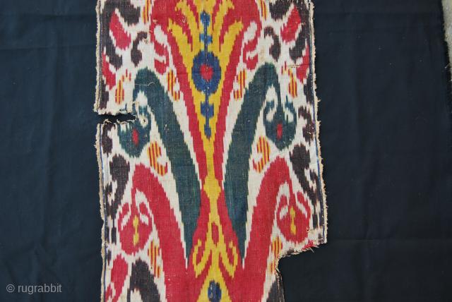 Small, sweet, beautiful Uzbekh silk ikat fragment. Cm 124x42 ca.
Second half 19th century. --- Mount it, frame it, hang it......and you'll have a modern painting in your sitting room......