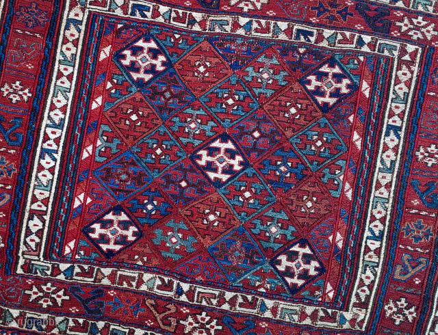 Shahsavan (Khamseh) sumack saddle bag face.
Cm 48x65. End 19th c.
This is a super piece, a rare pearl! ...and extremely beautiful!
Great saturated colors. Have a good look at them!
Sumack ...