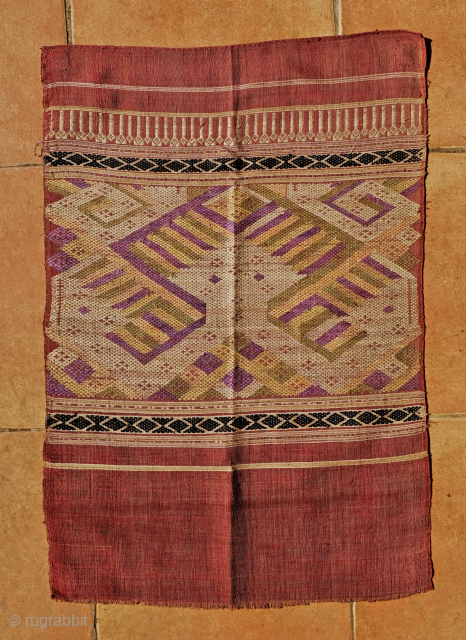 Small Laotian Textile 67 x 45 cm
silk embroidery
igo.licht@gmail.com                         