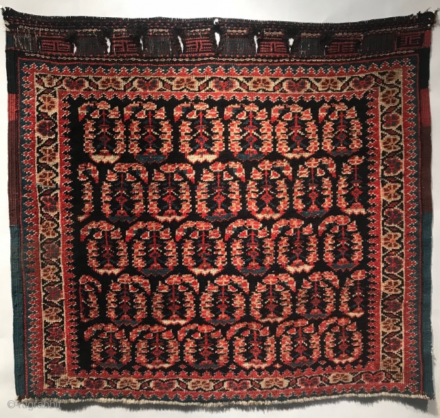 A charming Persian Shiraz bag face. 29 in (73.5 cm) x 32.5 in (82.5 cm) Excellent condition, all natural dyes, rich color, full pile. Additional images available upon request. Place take a  ...