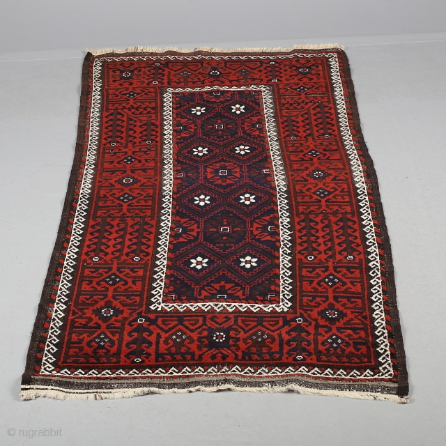 Baluch snowflake rug with nice border.
Black corrored heavily, 4-cord oldis longside, very good and soft woll.
Sold thank you
