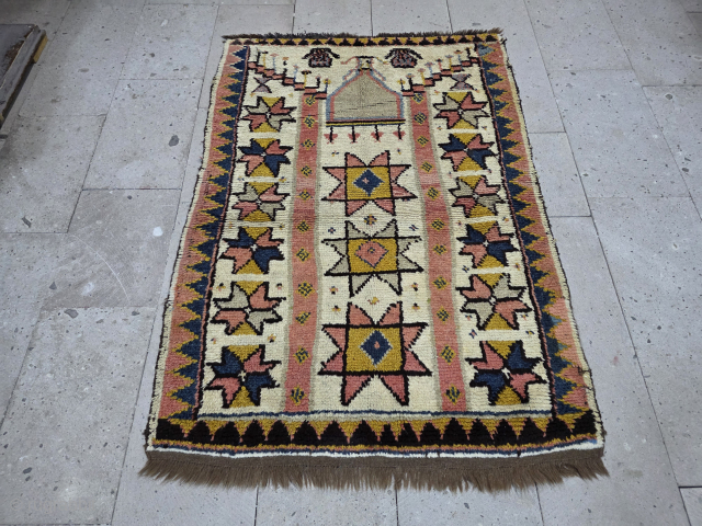 19 thc Monastir Rug
Size:150x105 cm
In some areas, old repairs are present.
Please contact salaberina@gmailcom