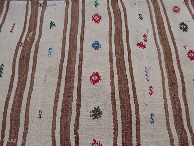 Antique Tribal itege kilim from karapınar
İtege) =The cloth that is laid on the ground so that flour is not spilled while sifting.
size=192x133 cm          