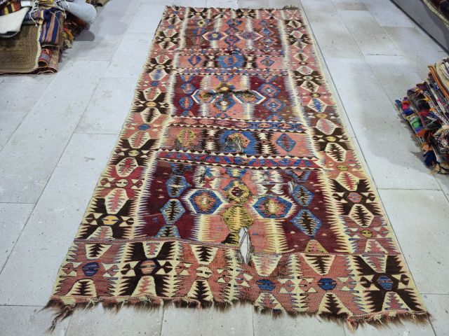 Antique Turkish Anamur area yoruk kilim
It probably belongs to the Mut Region.
size:265x130 cm
Email:salaberina@gmail.com
                    