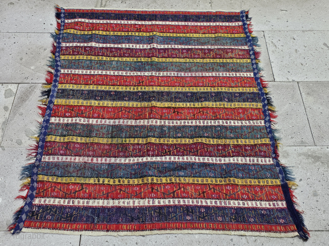 For some it is Sivas, for some it is Cashmere shawl.
Great color and condition.
Size:110x85cm                   