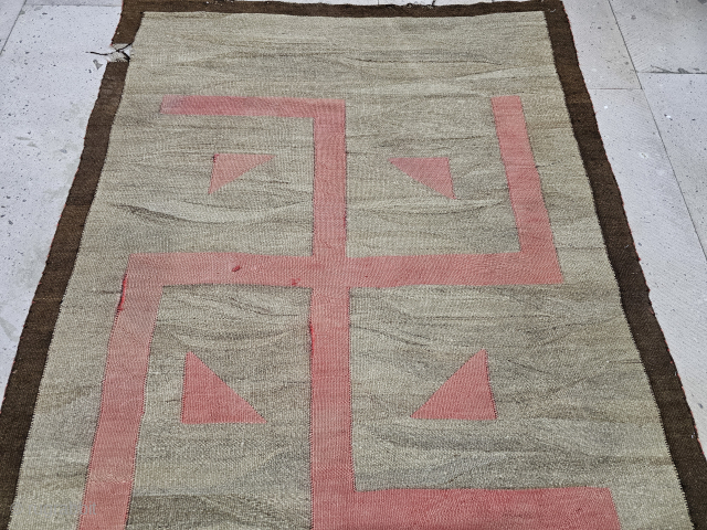 Native American Indian Navajo Rug
Size:3'9x5'3 ft 160x113 cm
Email:salaberina@gmail.com                         