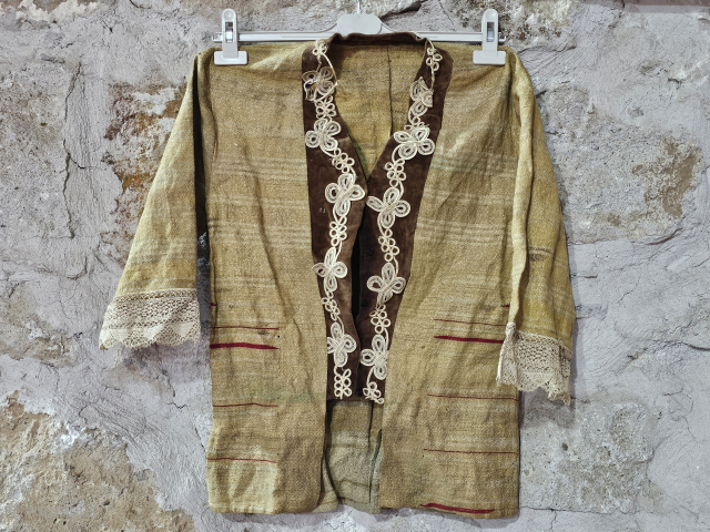 Antique Aleppo women's jacket
Size:50*60 cm
Please contact salaberina@gmail.com                          
