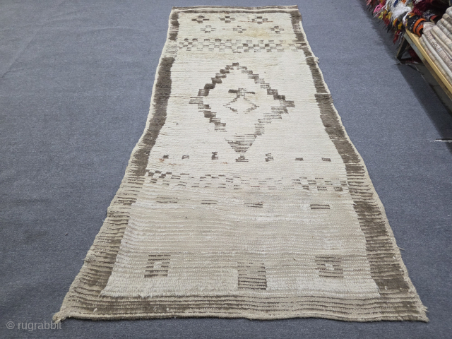 Primitive design, late 19th century, Hasan Dağı tulle carpet from the Niğde region.
Size:102*236 cm
Please contact salaberina@gmail.com