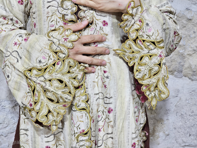 Antique Ottoman Turkish dress
Hereke fabric and silk embroidery. Magnificent Dress
Size:132x50 cm
salaberina@gmail.com                      