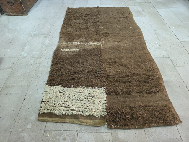 An interesting Anatolian Karapınar Shepherd's Twill from the early 1900s, woven in 2 pieces, which can be joined if you wish.
Size 230x135 cm          