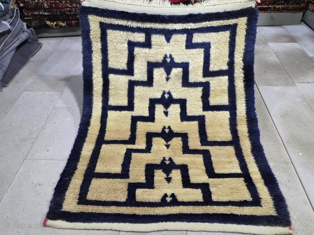 Anatolian KONYA BACALI TULLE RUG
WOOL AND ANGORA
ANGORA WOOL ANATOLİAN KARAPINAR TULU RUG
Size:150X113 cm
Please contact us via email.salaberina@gmail.com                