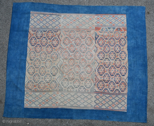 Chinese/Tujia wedding blanket - early 19th century - size without indigo cotton frame 110x117cm - size with indigo frame 132x161cm             