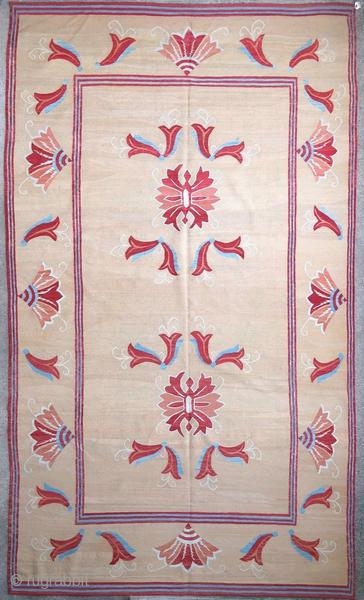 Vintage rug woven in Bessarabia, 20th century. Vegetable dyes, rug in perfect condition, very decorative. Exceptional quality product.

Origin : Bessarabia
Period : 20th century
Size : 292 x 180 cm
Material : wool on wool
Perfect  ...