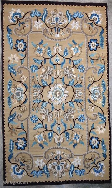 Vintage rug woven in Bessarabia, 20th century. Vegetable dyes, rug in perfect condition, very decorative. Exceptional quality product.

Origin : Bessarabia
Period : 20th century
Size : 282 x 172 cm
Material : wool on wool
Perfect  ...