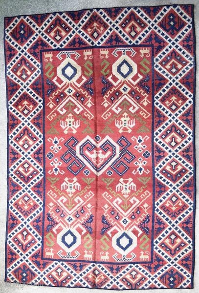 Original Spanish rug from the first half of the 20th century, probably woven in Madrid.

Origin : Spain
Period : first half oh the 20th century
Size : 257 x 180 cm
Material : wool on  ...