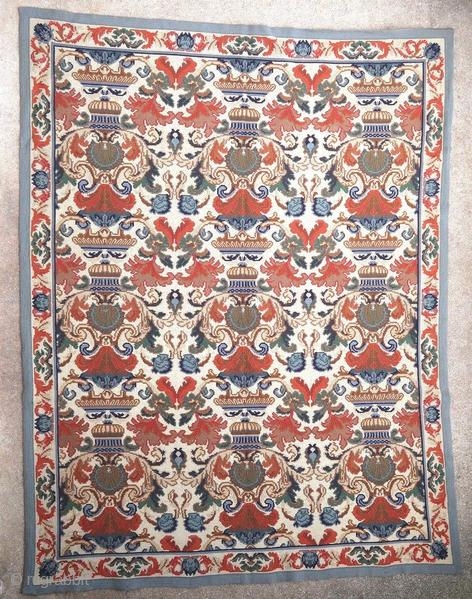 Beautiful rug from Arraiolos (Portugal), in very good condition.

Origin : Portugal
Period : middle of the 20th century
Size : 237 x 183 cm
Material : wool on jute
Very good condition
Handwoven

This rug has been cleaned  ...