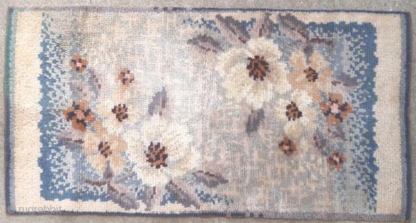 Curious mechanical rug in the Art Nouveau style, with the emblem of Flanders on the back.

Origin : France
Period : first half of the 20th century
Size : 130 x 68 cm
Material : wool
Perfect  ...