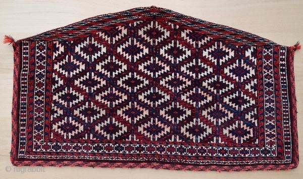 Yomut asmalyk, around 1900. In perfect condition, this rug has probably always been suspended.

Origin : Turkmenistan
Period : around 1900
Size : 120 x 69 cm
Material : wool on wool
Perfect condition
Vegetable dyes
Handwoven

This rug has  ...