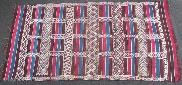 Berber kilim from the Middle Atlas in Morocco, made in 1950 or before, and in perfect condition. This authentic piece has not been woven for trade.

Origin : Morocco
Period : 1950 or before
Size  ...