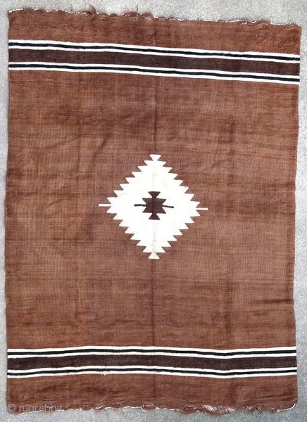 Very silky Sirt rug woven in angora wool. These rugs were woven by arabized Kurdish tribes from the Syrian border.

Origin : Kurdistan/Syria
Period : middle of the 20th century
Size : 197 x 147  ...