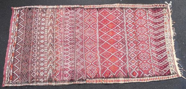 Berber kilim from the Middle Atlas in Morocco, made in 1950 or before. This authentic piece has not been woven for trade.

Origin : Morocco
Period : 1950 or before
Size : 300 x 156  ...