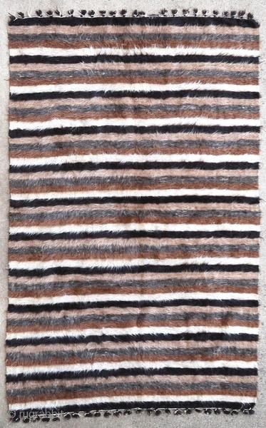 Very silky Sirt rug woven in angora wool. These rugs were woven by arabized Kurdish tribes from the Syrian border.

Origin : Kurdistan/Syria
Period : middle of the 20th century
Size : 196 x 125  ...