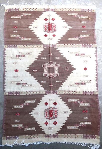 Very rare Algerian weaving from the El Golea region. Very fine and ethnographic. The Museum of Popular Arts and Traditions in Alger has a similar rug.

Origin : Algeria
Period : early 20th century
Size  ...