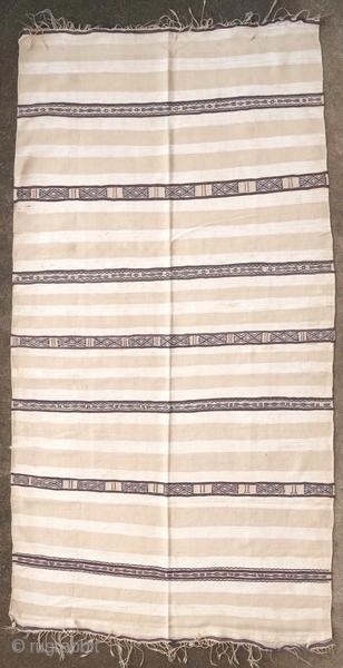 Old handira, Moroccan Middle Atlas, around 1950.

Origin : Morocco
Period : around 1950
Size : 208 x 110 cm
Material : wool on wool with cotton bands
Good general condition with some stains and one snag
Vegetable  ...