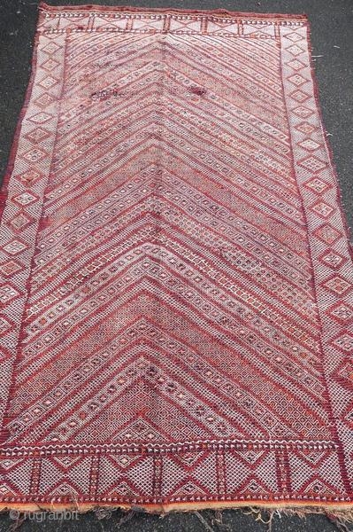 Berber kilim from the Middle Atlas in Morocco, made around 1900. This authentic piece has not been woven for trade.

Origin : Morocco
Period : around 1900
Size : 216 x 130 cm
Material : wool  ...