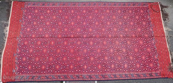 Yomut kilim from Central Asia, superb execution quality with a very intense madder red. Vegetable dyes, collection rug, rare in this condition.

Origin : Turkmenistan
Period : around 1900
Size : 360 x 200 cm
Material  ...