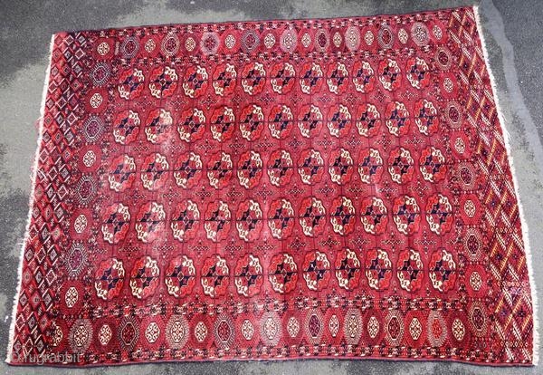 Turkmen rug from the end of the 19th century.

Origin : Turkmenistan
Period : end of the 19th century
Size : 265 x 210 cm
Material : wool on wool
Wear, lacks and an old restoration
Vegetable dyes
Handwoven

This  ...