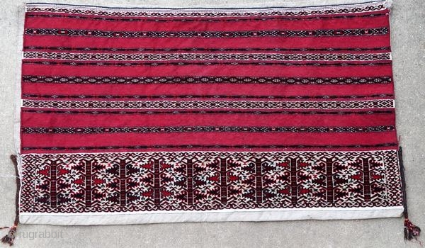 Ancient Yomut bag around 1930. Bright colors, in perfect condition with a tear.

Origin : Turkmenistan
Period : around 1930
Size : 135 x 80 cm
Material : wool on wool with some woven cotton band
Perfect  ...