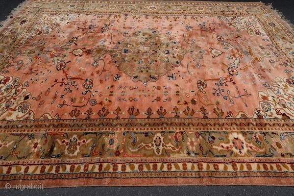 Antique rug from Smyrna (Turkish city now named Izmir) from the beginning of the 20th century.

Origin : Turkey
Period : early 20th century
Size : 370 x 280 cm
Material : wool on wool
Exceptional condition,  ...