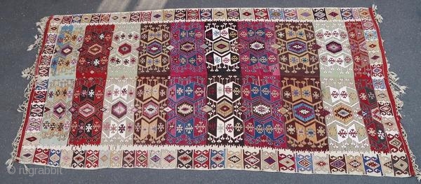 Anatolian kilim, from the beginning of the 20th century. It remained suspended and is therefore in good condition, but with a torn part to restore.

Origin : Turkey
Period : early 20th century
Size :  ...