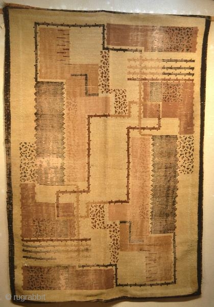 Art Deco rug, French work. The graphics of this rug are very pure, in the style of "Da Silva Bruhns" but without signature. Lined, with some wear and holes.

Origin : France
Period :  ...