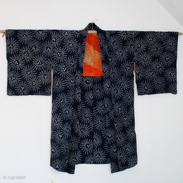 Antique Japanese haori, all silk dyed with indigo, shibori. The lining probably dyed with saffron, Benibana,an old Japanese dying method.
Except a very small hole in the lining, see the picture, very good  ...