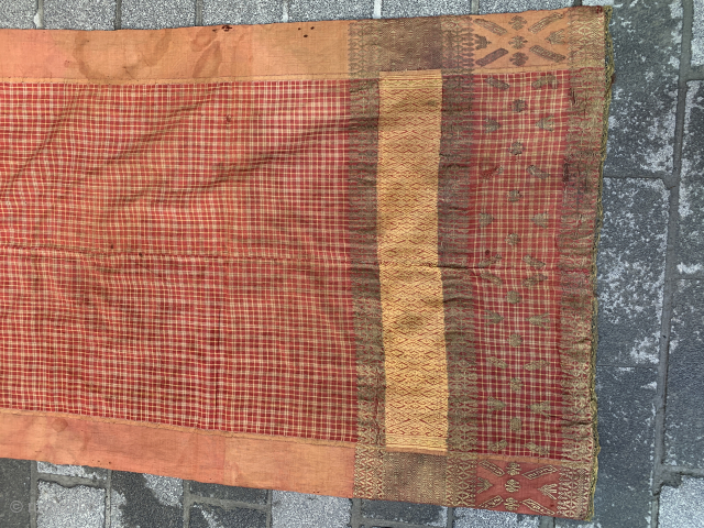 Indonesian Sumatran Minangkabanau silk /gilt selendang

Spelt variously selendang and slendang - a long ceremonial shoulder cloth worn by women in central and south Sumatra ( Kain sandang cukia kuriak putiah ) with  ...