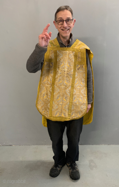 French gothic style antique chasuable

Ceremonial clothing in silk brocade with gilt bands
On a Byzantinme theme. As seen here modeled by the Bishop of Stroud.
mid 19th cent

Ref • 17155

Shipping INCLUDED    