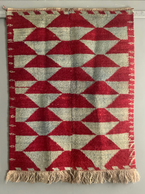 Turkish Obruk looped pile vintage Çeki Tülü rug (148 x 117cm)// 4ft 10" x 3ft 9"

Tending to be light in weight Çeki Tülü rugs are made drawing the dyed yarn over a  ...
