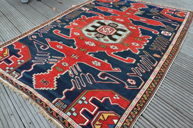 Antique Shirvan 

Perfekt Condition

Size is : 160 x 114 cm                       