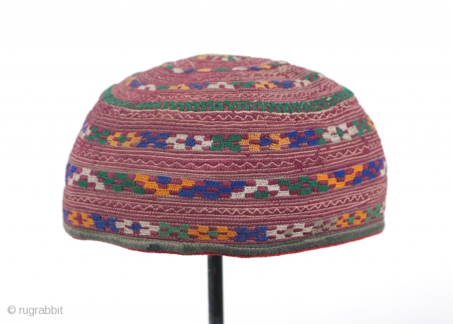 hat from central asia - turkmenistan 1950s - 87570
almost
circumference = 50.00 cm = 19.69"
height = 12.50 cm = 4.92"              