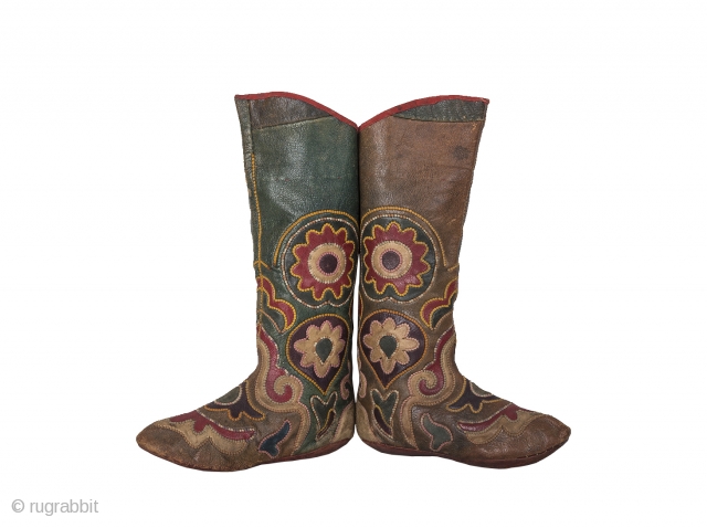 Kyrgyz Boots - late 19th C.

almost
length = 23.00 cm = 9.06"
height = 32.50 cm = 12.80"
width = 5.00 cm = 1.97"

boots-001            