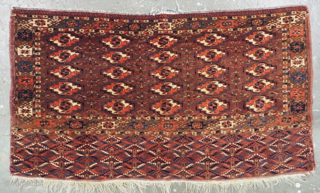 Antique Tekke Turkmen chuval face with 25 chuval guls.
Size: 3ft 9in x 2ft 1in (115 x 64cm).
Circa 1850.
A good chuval face with five rows of five chuval guls on a rich red ...
