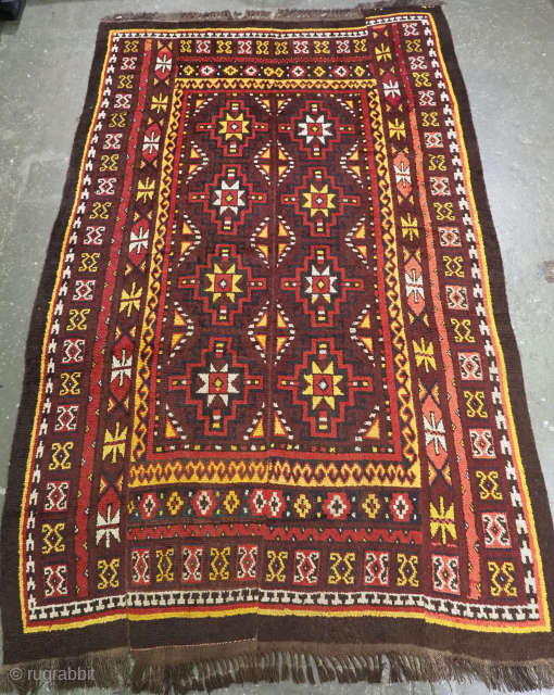 Antique Uzbek yurt rug, known as Julkyrs or Dschulchir rugs; commonly called bearskin rugs.
Size: 13ft 4in x 8ft 2in (406 x 250cm).
Circa 1900/20.
These rugs woven by the nomads of Uzbekistan were for ...