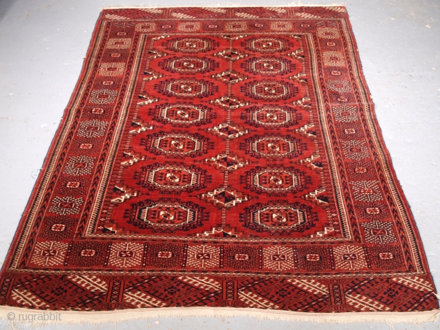 ***Spring sale*** £850.00 click the link www.knightsantiques.co.uk to view more items.

Size: 6ft 1in x 4ft 9in (186 x 144cm).

Antique Tekke or Saryk Turkmen rug with well drawn large Saryk turreted guls.

Circa 1880.

This  ...