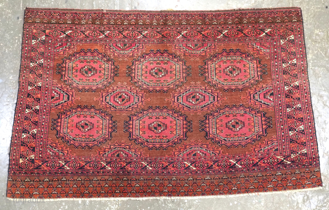 Antique Saryk Turkmen chuval face with six large 'Salor' turreted guls.
Size: 5ft 3in x 3ft 4in (160 x 102cm).
Circa 1880 or earlier.

A good Saryk Turkmen chuval face with six large Salor guls,  ...