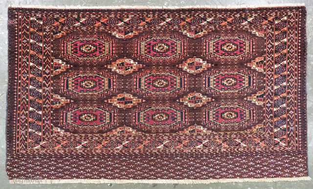 Antique Saryk Turkmen chuval face with nine large 'Salor' guls.
Size: 4ft 4in x 2ft 6in (133 x 77cm).
Circa 1880 or earlier.

A good Saryk Turkmen chuval face with nine large Salor guls and  ...